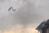 Jak tornado kod Milana! Čupao stabla i nosio krovove, pričinio veliku štetu (VIDEO)