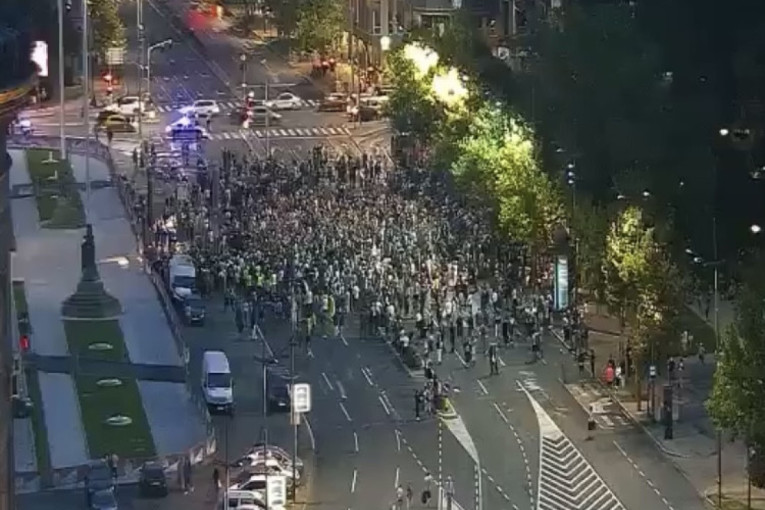 UŽIVO Politički protest u Beogradu: Ispred Skupštine stigao deo opozicije, blokiran saobraćaj