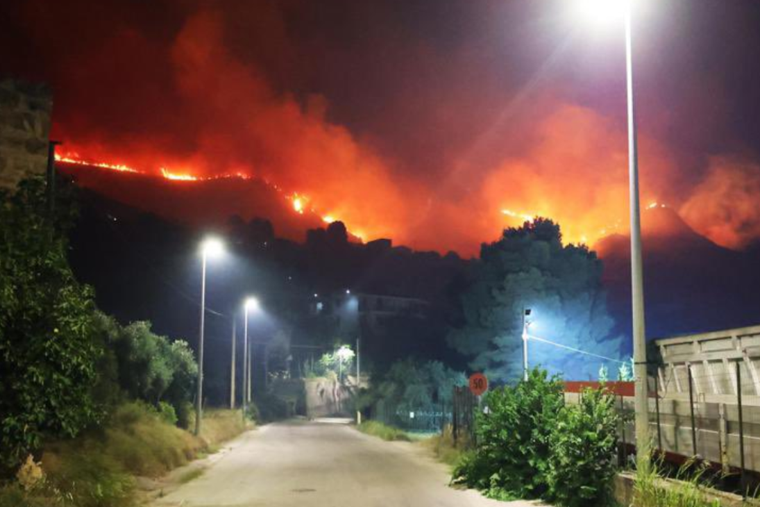 Veliki požar na Siciliji: Dve osobe poginule, 700 turista evakuisano, vatrena stihija se širi oblastima Palerma