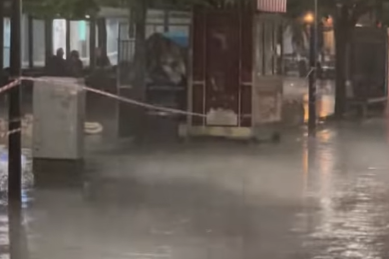Jak pljusak u Zrenjaninu! Ljudi bežali sa ulice, lilo kao iz kabla (VIDEO)