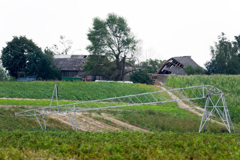 Vetar srušio krov Srednje mešovite škole u Bihaću! Drveće padalo na automobile