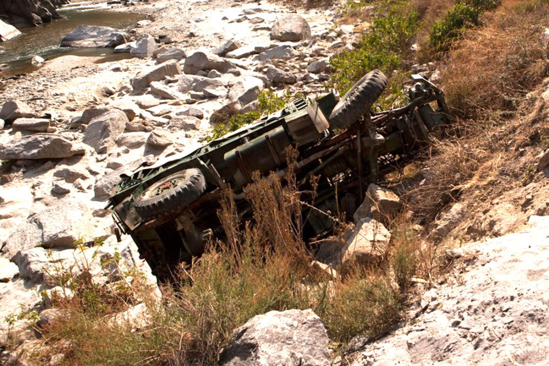 Stravična nesreća kod Surdulice: Prevrnuo se kamionet - vozač poginuo, dvoje povređenih!