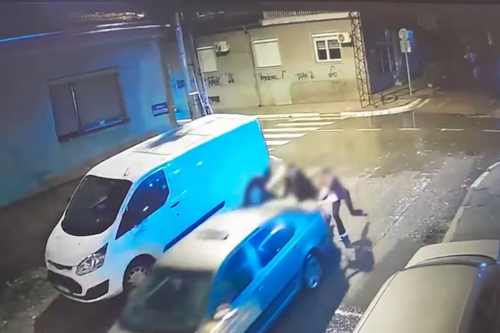 Snimak bruke lopova iz Prokuplja: Ukrali taksi, odgurali i ostavili, jer nisu mogli da ga upale! (VIDEO)