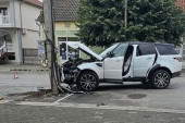 Bizarna nesreća u Novom Slankamenu: Udario u banderu i potpuno smrskao prednji deo auta!