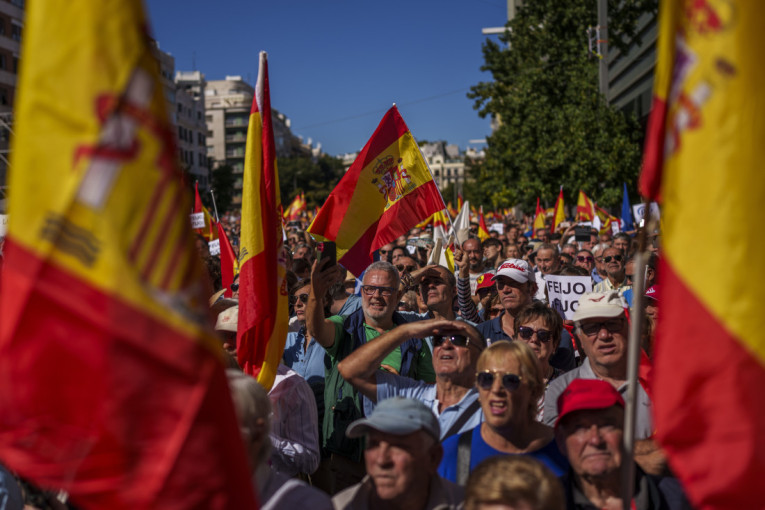 Španci ne žele amnestiju katalonskih separatista: Ogroman protest u Madridu, okupilo se više od 40.000 ljudi (FOTO/VIDEO)