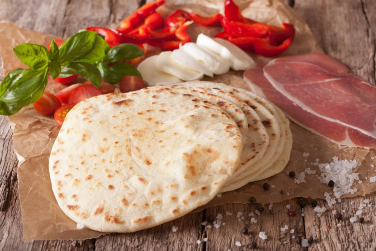 Recept dana: Zapečene tortilje sa sočnom piletinom i paradajz sosom će postati jedan od vaših favorita