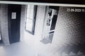 Kamere uhvatile lopova u Višnjičkoj banji: Pokrao sve vredne stvari iz stana, pa glavu pokrio peškirom! (VIDEO)