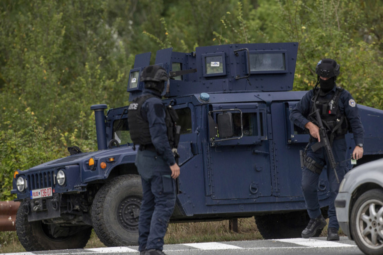 Nova provokacija: Prištinski policajci se fotografisali sa povezima preko lica i automatskim puškama!