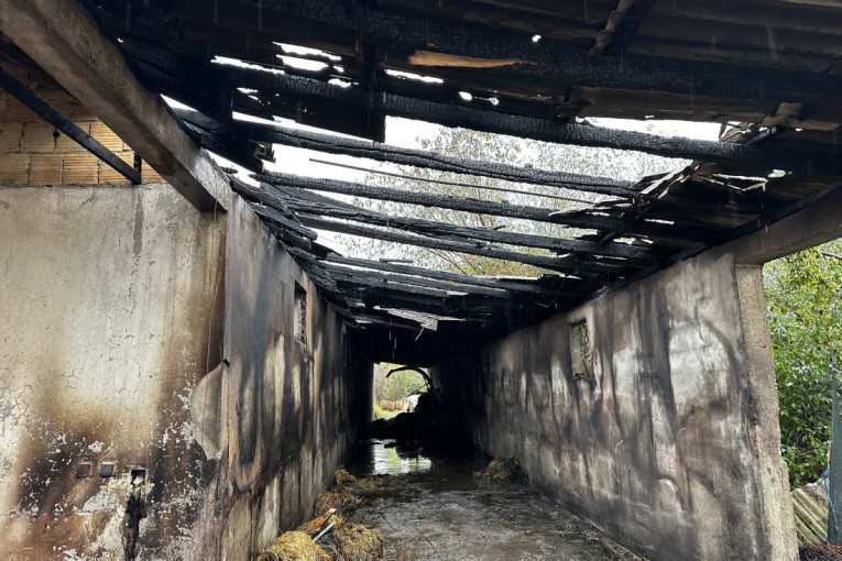 Drama u selu kod Čačka: Grom udario u štalu i zapalio je - vatra gutala sve pred sobom!