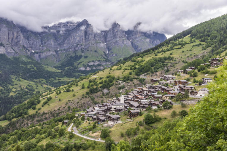Švajcarska vlada plaća 50 hiljada evra da se doselite u bajkovito selo Albinen, ali uz određene uslove