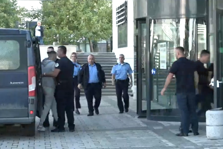 Kurtijevi specijalci ih sprovode sa lisicama na rukama u sud: Ovo su prvi snimci uhapšenih Srba u Banjskoj (VIDEO)