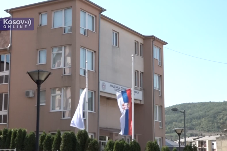 Zastave na pola koplja u Leposaviću, građani od 18 sati pale sveće kod spomenika palim borcima