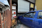 Poznato stanje vozača koji je u centru Čačka udario u izlog radnje: Pozlilo mu tokom vožnje, ima povredu glave! (FOTO)