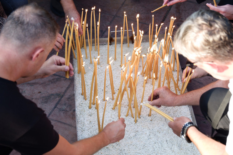 I danas se odaje počast: Meštani Gračanice palili sveće stradalim Srbima u Banjskoj