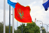 Zeta odaje počast stradalim Srbima: Zbog tragičnih događaja na KiM zastave ispred Opštine na pola koplja