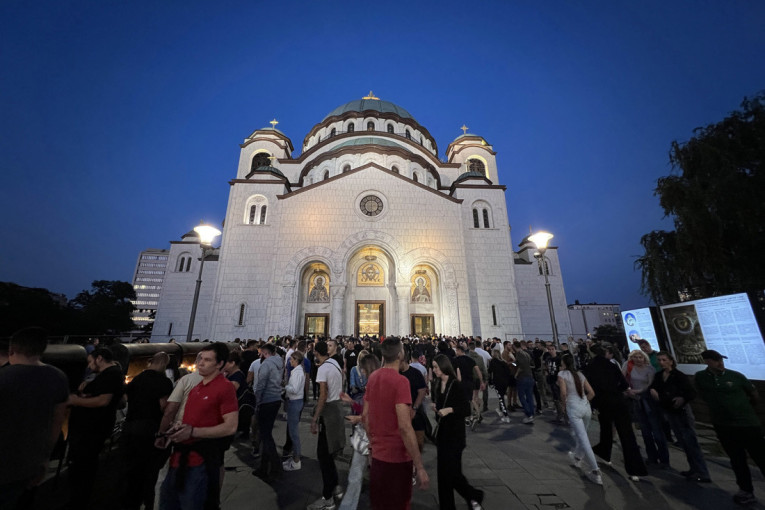 Pomen za pokoj duše stradalima na severu KiM: Više hiljada građana pali sveće ispred Hrama Svetog Save