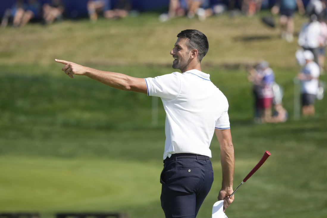 Novak se na travi oseća kao kod kuće! Vimbldon oduševljen Đokovićevim umećem na golfu! (VIDEO)