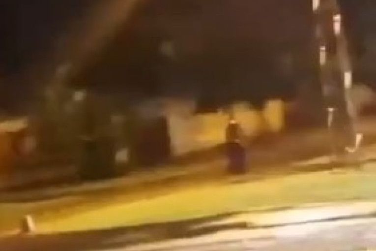 Društvene mreže bruje: Misteriozna osoba u dugoj crnoj haljini šeta po ulicama u Vojvodini! (VIDEO)