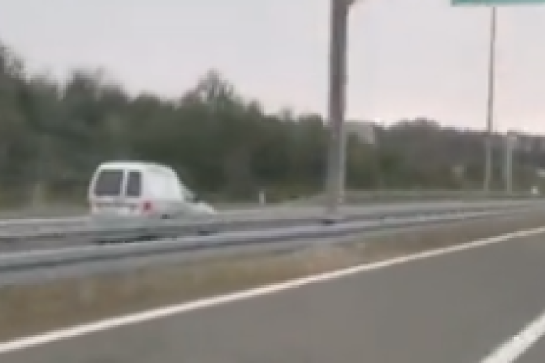 Novi snimak divljanja na auto-putu: Pikap u punoj brzini i u kontrasmeru! (VIDEO)