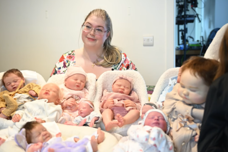 Preteraše ga: Bizarni par iz Britanije brine o 13 lažnih beba - kupaju ih, šetaju i menjaju pelene (VIDEO)