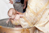 Krštenje u inkubatoru: Sveštenik krstio bebu Jovanu u Tiršovoj (FOTO)