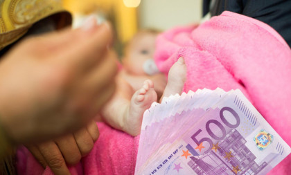 Novi trend se pojavio među roditeljima: "Da zarade na deci" krštenje deteta prave mesec pre prvog rođendana, da uzmu dupli novac?