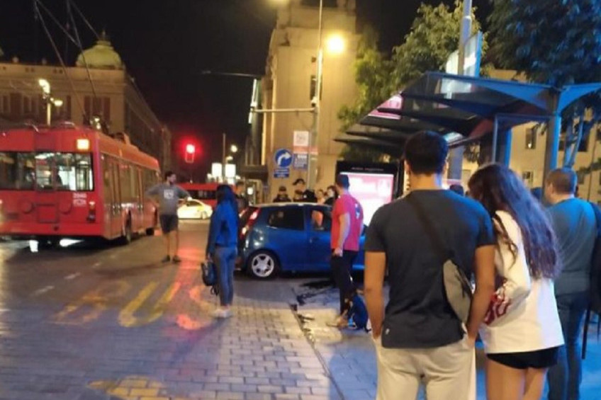 Drama na Trgu republike: "Puntom" uleteo na autobusko stajalište, žena teško povređena! (FOTO)