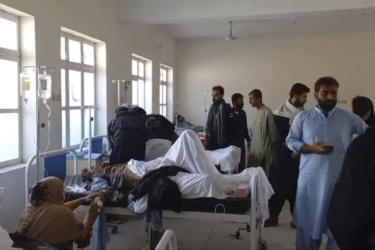 (UZNEMIRUJUĆI SADRŽAJ) U eksploziji u Pakistanu stradalo 52 ljudi! Tela razbacana svuda, sumnja se na samoubilački napad (VIDEO)