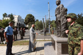 Beograd odao počast narodnom heroju: Položen venac na spomenik majoru Milanu Tepiću (FOTO)