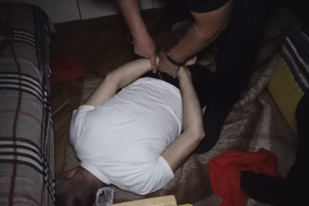 Paketiće droge bacio na ulicu kad je video policiju: U stanu Valjevca pronađeni amfetamin i novac