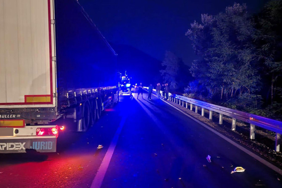 Užasne scena u Valjevu: Teška saobraćajka - od siline udara jedno vozilo se prevrnulo (FOTO)