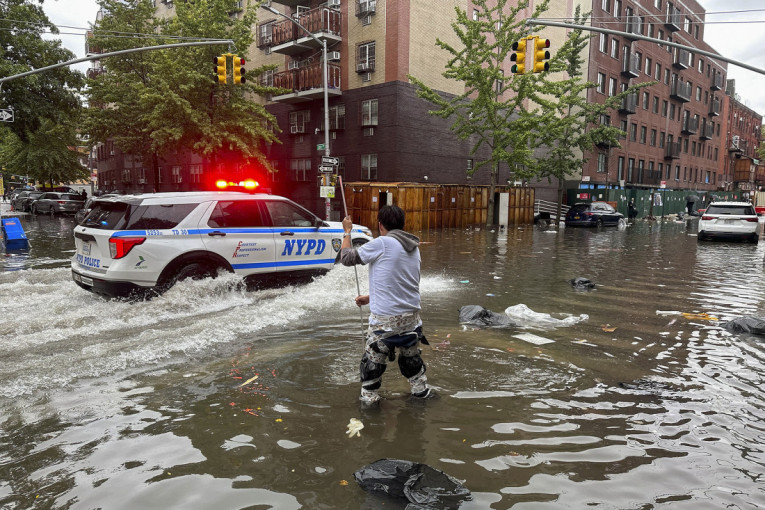 Olujno nevreme "potopilo" Njujork: Ulice se pretvorile u mala jezera - poplavljene škole, aerodrom i stanice metroa! (FOTO)