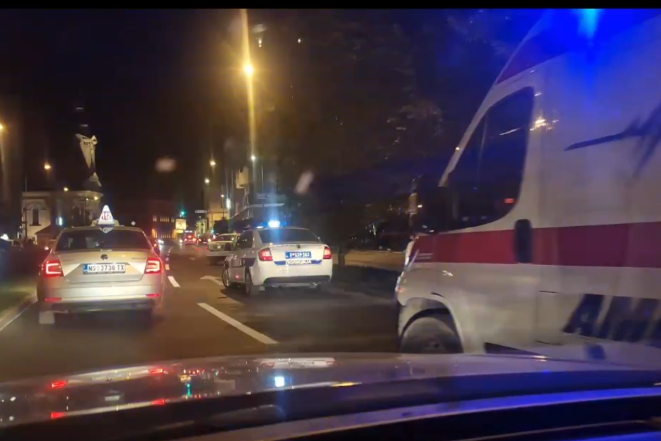 Jurio, pa udario četiri automobila u Beogradu: Hitna pomoć i policija na licu mesta (VIDEO)
