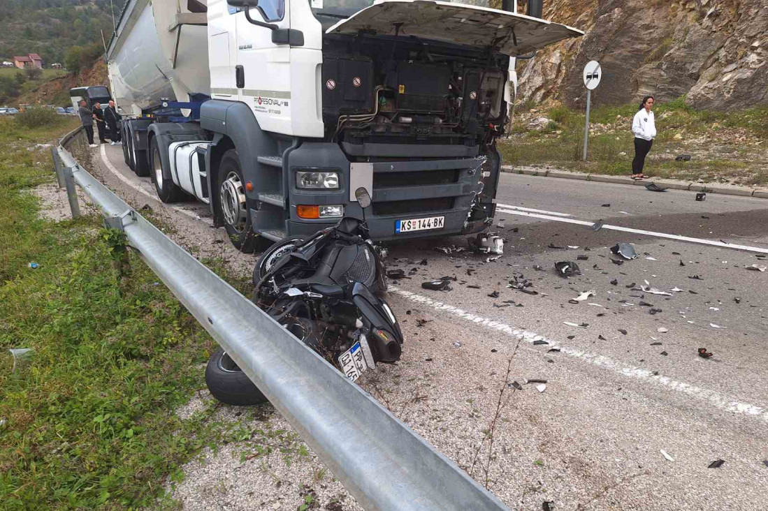 Teška saobraćajna nesreća kod Kokinog Broda: Vozač motora poginuo prilikom sudara sa kamionom (FOTO)
