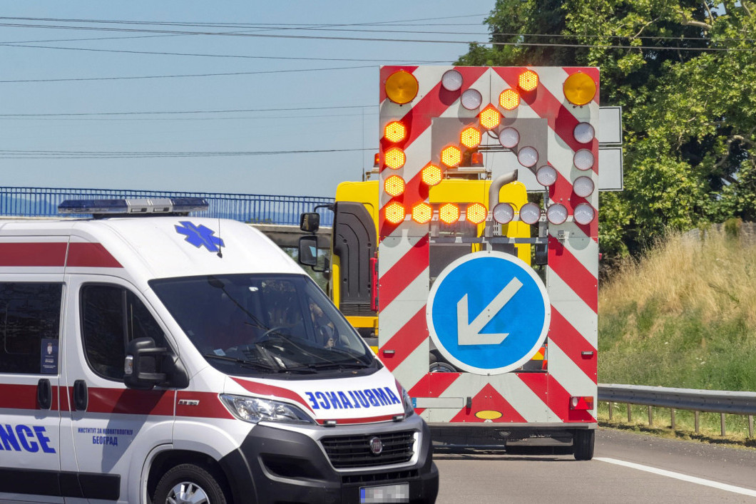 Džip se zakucao u putarsku prikolicu: Teška saobraćajna nesreća na auto-putu Miloš Veliki, vozač hitno prebačen u bolnicu!
