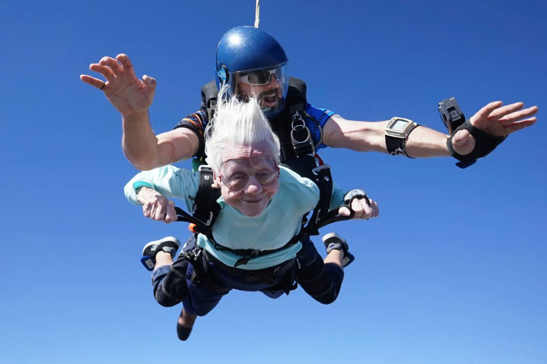 Pogledajte vi taj entuzijazam! U SAD 104-godišnja žena skočila sa padobranom i oborila Ginisov rekord (FOTO/VIDEO)