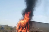 Gori kamion na auto-putu: Plamen zahvatio kabinu, pogledajte zastrašujući snimak! (VIDEO)