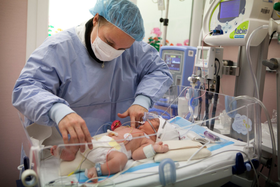 Blizanci se rađali u taksiju pri punoj brzini i pod rotacijom: Neverovatna priča Marine koja je dete rodila na Rumenačkim krivinama