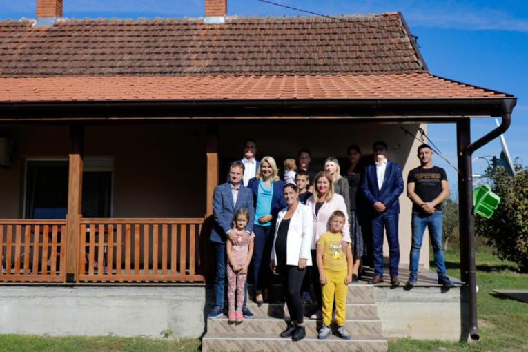 Ministarka Kisić posetila porodicu sa šestoro dece, a sedmo je na putu: Nenad i Snežana stvorili veliko bogatstvo