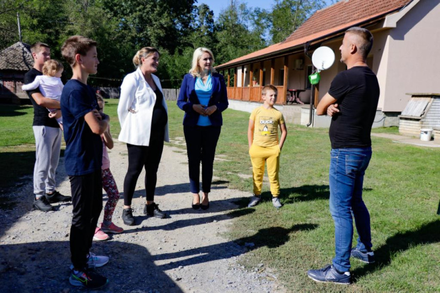 Ministarka Kisić posetila porodicu sa šestoro dece, a sedmo je na putu: Nenad i Snežana stvorili veliko bogatstvo