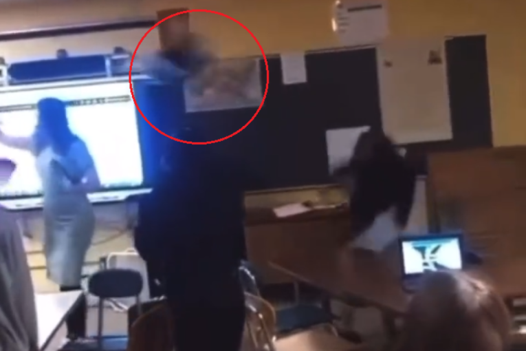 Učenica tokom svađe sa drugaricom pogodila nastavnicu stolicom u glavu: Žena se srušila na pod, usledila panika u odeljenju (VIDEO)