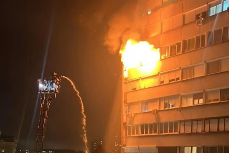 Veliki požar u višespratnici u Kragujevcu: Na terenu veliki broj vatrogasaca! (VIDEO)