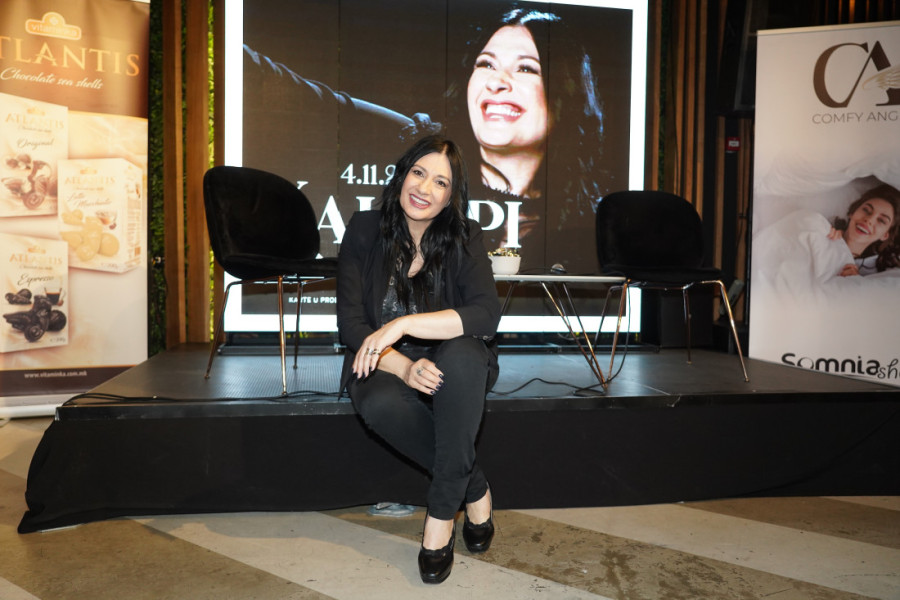 Skinula se pevačica u šestoj deceniji: Bujni dekolte u prvom planu (FOTO)