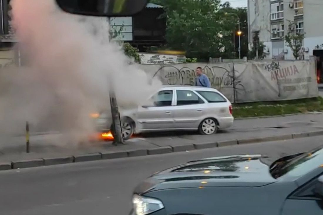 Dim i vatra zaustavili saobraćaj: Gori automobil u blizini Pančevačkog mosta (VIDEO)