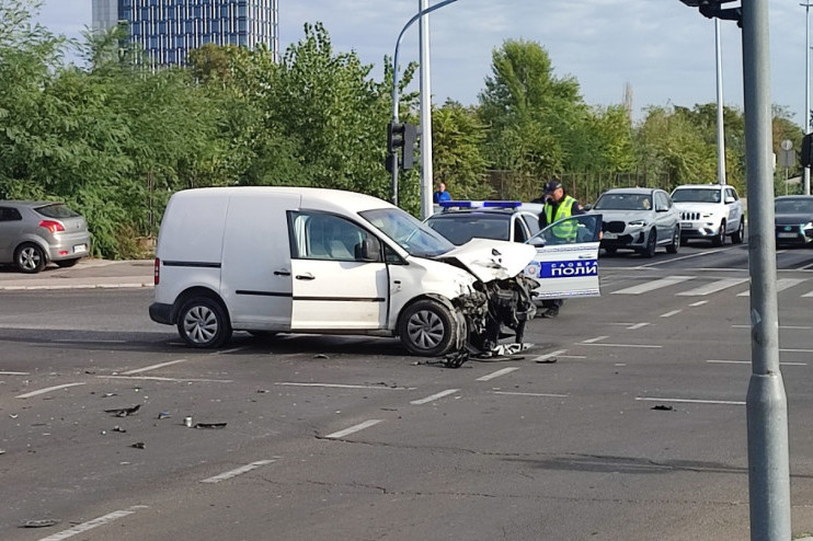 Haos na kružnom toku u Nišu: Sudarili se taksi i kombi, snimak pokazao šta je ostalo posle udara