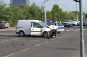 Haos na kružnom toku u Nišu: Sudarili se taksi i kombi, snimak pokazao šta je ostalo posle udara