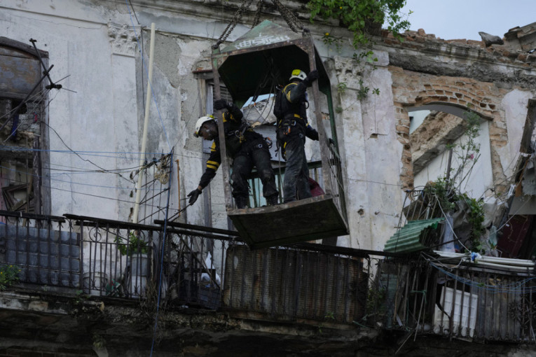 Urušila se stambena zgrada u Havani, stradalo najmanje troje: Neki i dalje zatrpani, ljudi vrište dok se sve ruši (VIDEO)