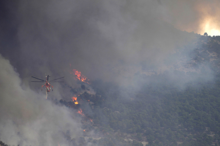 Požar na Tenerifima naterao ostrvljane na beg: Evakuisano 3.000 ljudi, vatrogascima u gašenju pomažu helikopteri (FOTO)