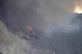 Požar na Tenerifima naterao ostrvljane na beg: Evakuisano 3.000 ljudi, vatrogascima u gašenju pomažu helikopteri (FOTO)