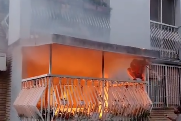 Drama u Novom Sadu! Buknuo požar na terasi, komšije iz stana iznele nepokretnu ženu (VIDEO)